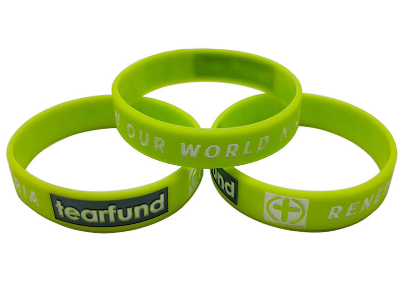 Lueur dans le bracelet en silicone sombre
